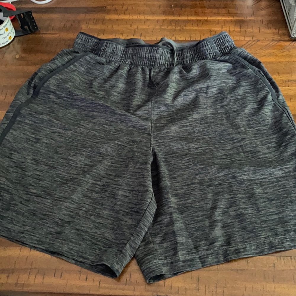 Under Armour short